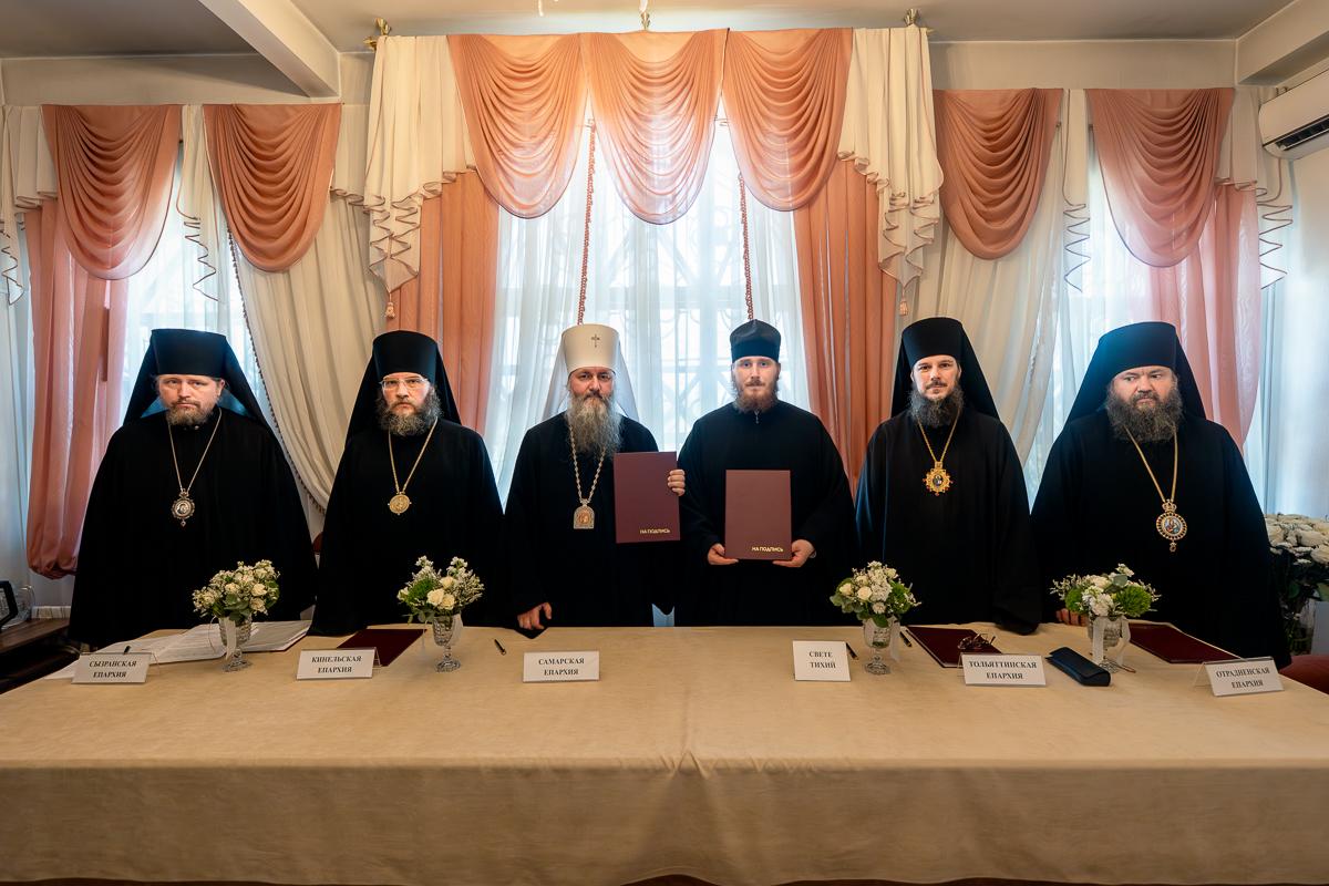 Архиереи Самарской Митрополии подписали соглашения о поддержке нуждающихся священнослужителей Архиереи Самарской Митрополии подписали соглашения о поддержке нуждающихся священнослужителей