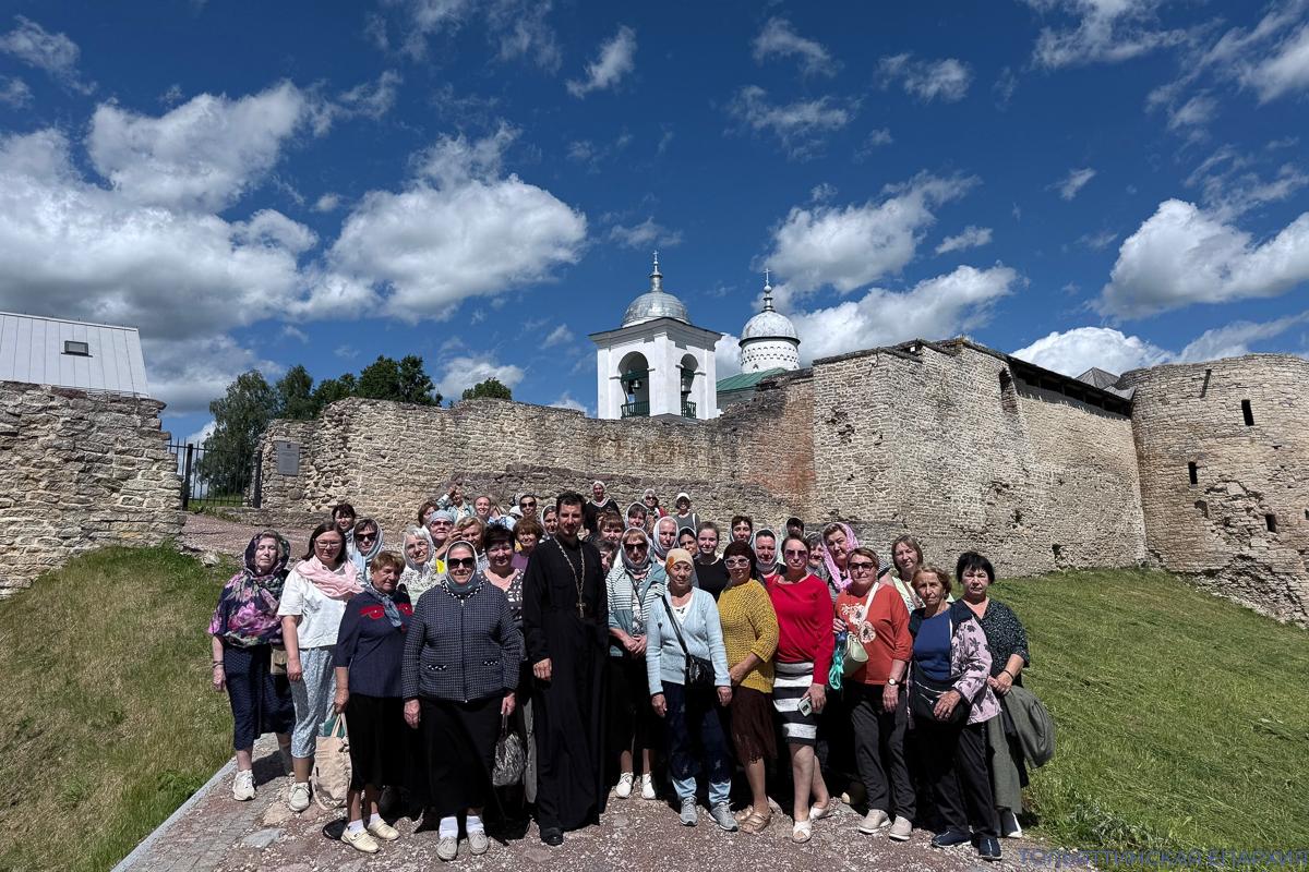 Паломники Тольяттинской Епархии совершили поездку по святыням Псковской земли Паломники Тольяттинской Епархии совершили поездку по святыням Псковской земли