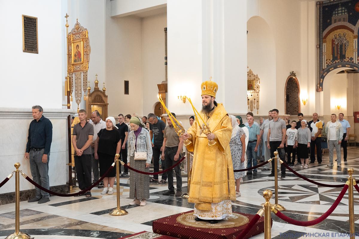 Божественная литургия в Неделю 9-ю по Пятидесятнице: архипастырское служение и проповедь о строительстве жизни на основании Христа и ответственности за свой духовный труд Божественная литургия в Неделю 9-ю по Пятидесятнице: архипастырское служение и проповедь о строительстве жизни на основании Христа и ответственности за свой духовный труд