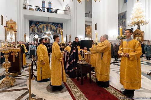 Канун празднования памяти Святителя Николая Чудотворца: архиерейское богослужение в кафедральном соборе Тольятти 