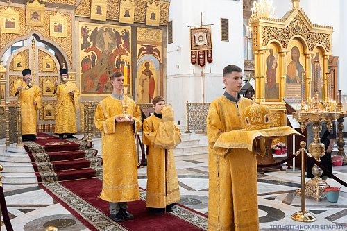 Божественная литургия в Неделю 9-ю по Пятидесятнице: архипастырское служение и проповедь о строительстве жизни на основании Христа и ответственности за свой духовный труд