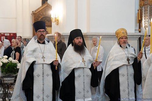 Канун Недели 11-й по Пятидесятнице: архиерейское богослужение в Преображенском кафедральном соборе Тольятти и слово архипастыря о Преображении и Воскресении Христа