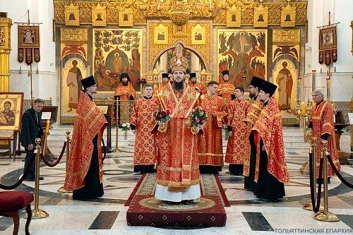 В праздник Светлого Христова Воскресения епископ Нестор совершил Пасхальную великую вечерню