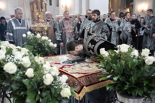 В Великую Пятницу епископ Нестор совершил вечерню с выносом Плащаницы