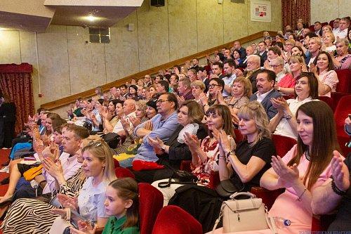 Торжественное собрание в честь Дня города: глава Тольятти наградил Управляющего Тольяттинской епархией епископа Нестора в номинации «Человек, меняющий город»