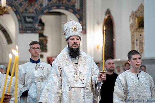 Канун Недели 11-й по Пятидесятнице: архиерейское богослужение в Преображенском кафедральном соборе Тольятти и слово архипастыря о Преображении и Воскресении Христа