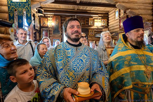 Архиерейское богослужение во Владимирском храме Жигулёвска в престольный день