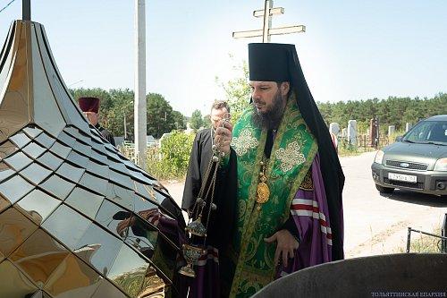 Епископ Нестор освятил крест на купол нового храма во имя блаженной Матроны Московской