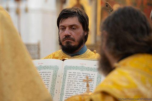 В канун Недели 6-й по Пятидесятнице епископ Нестор совершил всенощное бдение в кафедральном соборе Тольятти 
