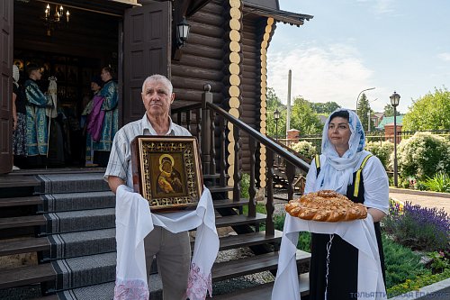 Архиерейское богослужение во Владимирском храме Жигулёвска в престольный день