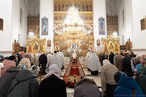 Канун Димитриевской родительской субботы: архиерейское богослужение в Преображенском кафедральном соборе Тольятти