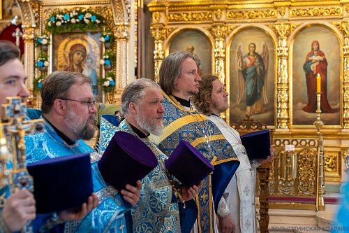 Праздник Казанской иконы Божией Матери: престольное торжество и иерейская хиротония в Казанском храме Тольятти