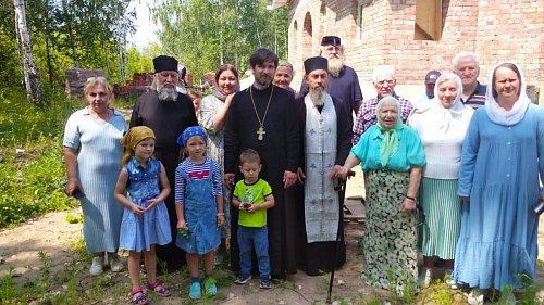 В селе Ягодное установлены кресты на строящийся храм и поклонный крест