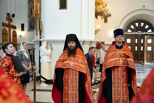 В праздник Светлого Христова Воскресения епископ Нестор совершил Пасхальную великую вечерню