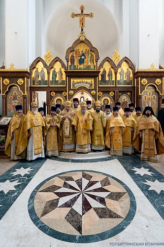 Соборное архиерейское богослужение в храме Трёх святителей в Тольятти