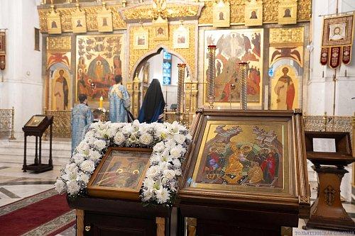 В канун Недели Крестопоклонной и праздника Благовещения епископ Нестор совершил всенощное бдение с чином выноса Креста