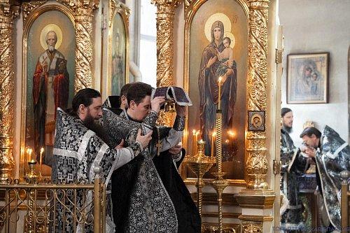 В пятницу второй седмицы Великого поста епископ Нестор совершил Литургию Преждеосвященных Даров в Казанском храме с. Верхнее Санчелеево Ставропольского благочиния