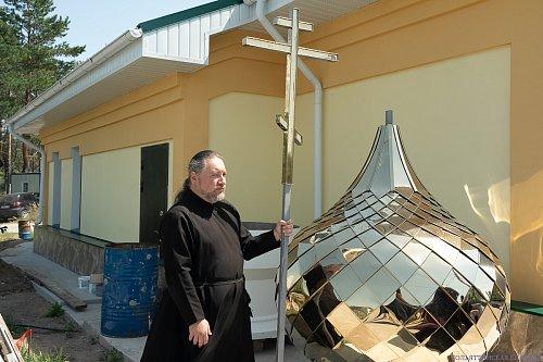 Епископ Нестор освятил крест на купол нового храма во имя блаженной Матроны Московской