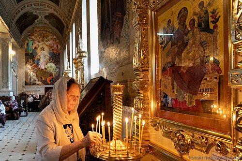 В пятницу Светлой седмицы епископ Нестор совершил Литургию в Казанском храме Тольятти и вручил церковные награды