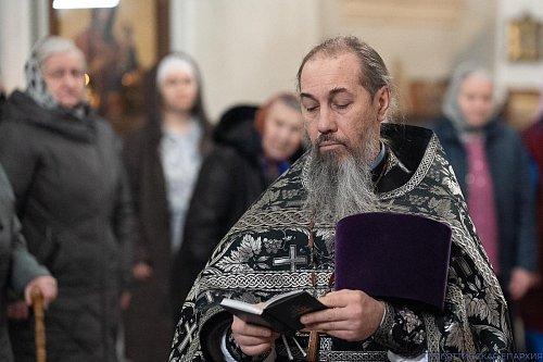 В пятницу второй седмицы Великого поста епископ Нестор совершил Литургию Преждеосвященных Даров в Казанском храме с. Верхнее Санчелеево Ставропольского благочиния