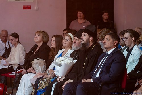 С напутственным словом к выпускникам: священнослужители посетили церемонии вручения аттестатов