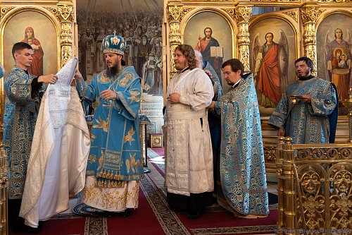 Праздник Казанской иконы Божией Матери: престольное торжество и иерейская хиротония в Казанском храме Тольятти