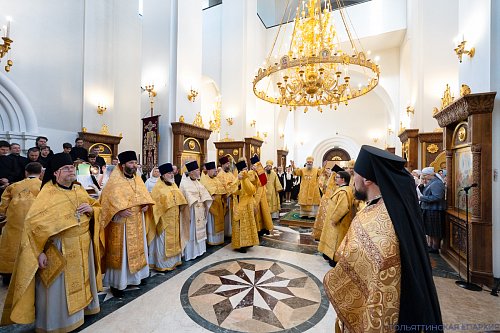 Соборное архиерейское богослужение в храме Трёх святителей в Тольятти