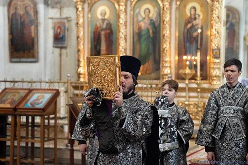 В пятницу второй седмицы Великого поста епископ Нестор совершил Литургию Преждеосвященных Даров в Казанском храме с. Верхнее Санчелеево Ставропольского благочиния