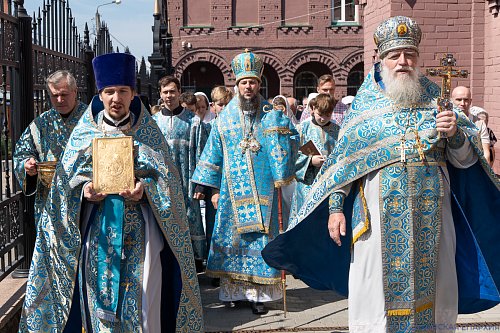 Праздник Казанской иконы Божией Матери: престольное торжество и иерейская хиротония в Казанском храме Тольятти