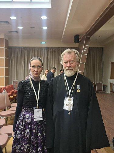 В.В. Савинова и председатель профильного Синодального отдела протоиерей Михаил Потокин