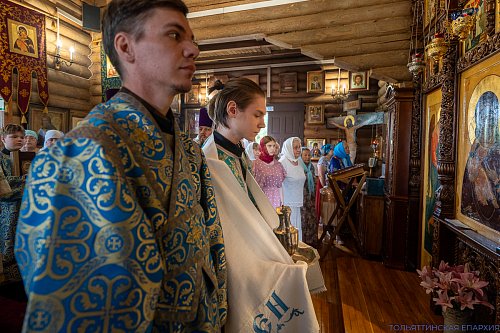 Архиерейское богослужение во Владимирском храме Жигулёвска в престольный день