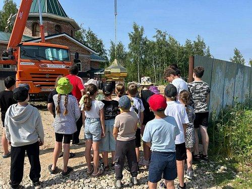 В селе Ягодное установлены кресты на строящийся храм и поклонный крест