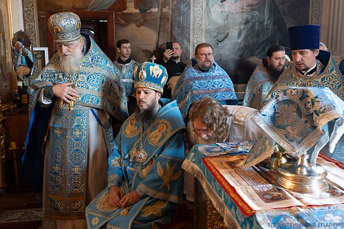 Праздник Казанской иконы Божией Матери: престольное торжество и иерейская хиротония в Казанском храме Тольятти