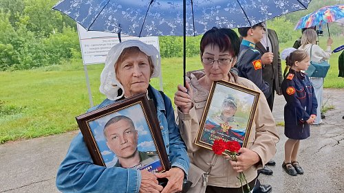 В  Саду защитников Отечества минутой молчания почтили тех, кто отдал жизнь за Родину
