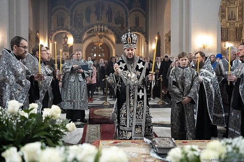 В Великую Пятницу епископ Нестор совершил вечерню с выносом Плащаницы