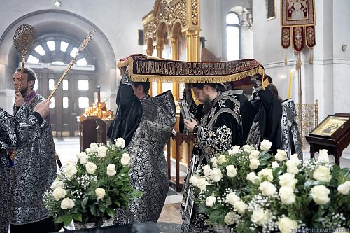 В Великую Пятницу епископ Нестор совершил вечерню с выносом Плащаницы