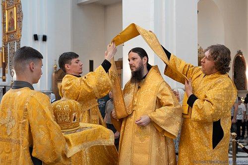 Божественная литургия в Неделю 9-ю по Пятидесятнице: архипастырское служение и проповедь о строительстве жизни на основании Христа и ответственности за свой духовный труд