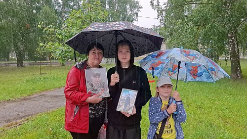 В  Саду защитников Отечества минутой молчания почтили тех, кто отдал жизнь за Родину