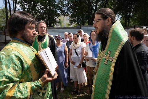 Епископ Нестор совершил молебен с акафистом на месте возведения Покровского храма в Жигулёвске