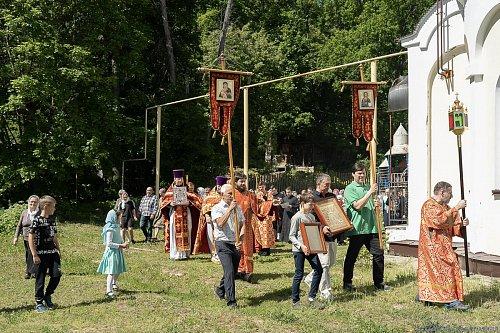 В Неделю 4-ю по Пасхе епископ Нестор совершил Литургию в Никольском храме с. Солнечная Поляна