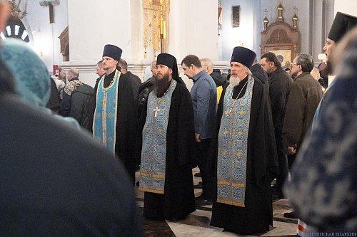 В канун Недели Крестопоклонной и праздника Благовещения епископ Нестор совершил всенощное бдение с чином выноса Креста