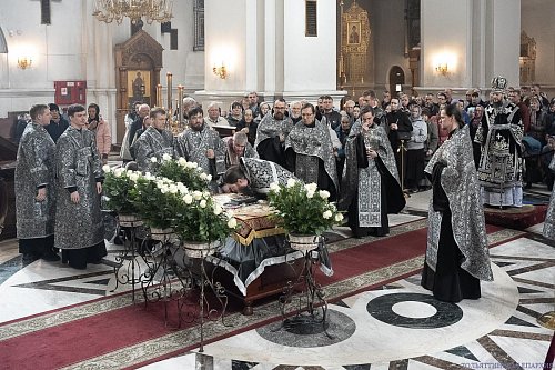 В Великую Пятницу епископ Нестор совершил вечерню с выносом Плащаницы
