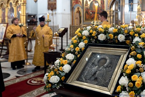 Канун празднования памяти Святителя Николая Чудотворца: архиерейское богослужение в кафедральном соборе Тольятти 