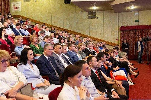 Торжественное собрание в честь Дня города: глава Тольятти наградил Управляющего Тольяттинской епархией епископа Нестора в номинации «Человек, меняющий город»