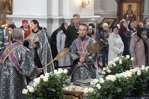 В Великую Пятницу епископ Нестор совершил вечерню с выносом Плащаницы