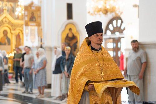 Божественная литургия в Неделю 9-ю по Пятидесятнице: архипастырское служение и проповедь о строительстве жизни на основании Христа и ответственности за свой духовный труд
