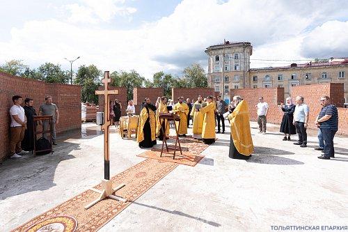 Епископ Нестор совершил чин освящения закладного камня в основание строящегося храма во имя равноапостольной Марии Магдалины 