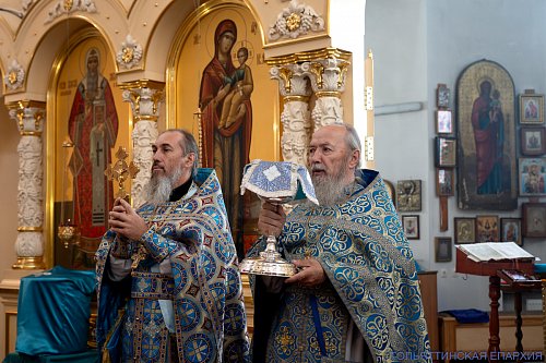 В праздник Покрова Божией Матери протоиерей Михаил Антипов принял архипастырское поздравление с 75-летием