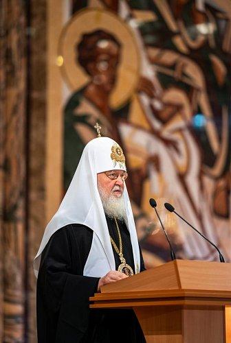 Патриарх Кирилл выступает с докладом