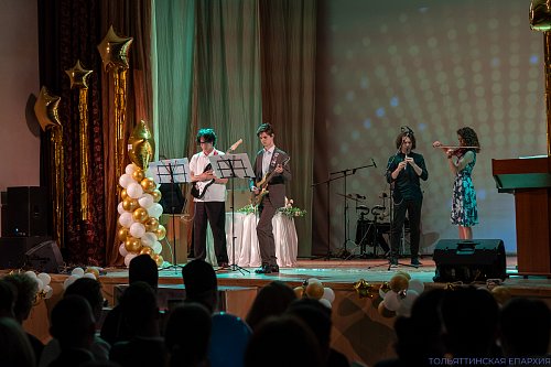 С напутственным словом к выпускникам: священнослужители посетили церемонии вручения аттестатов